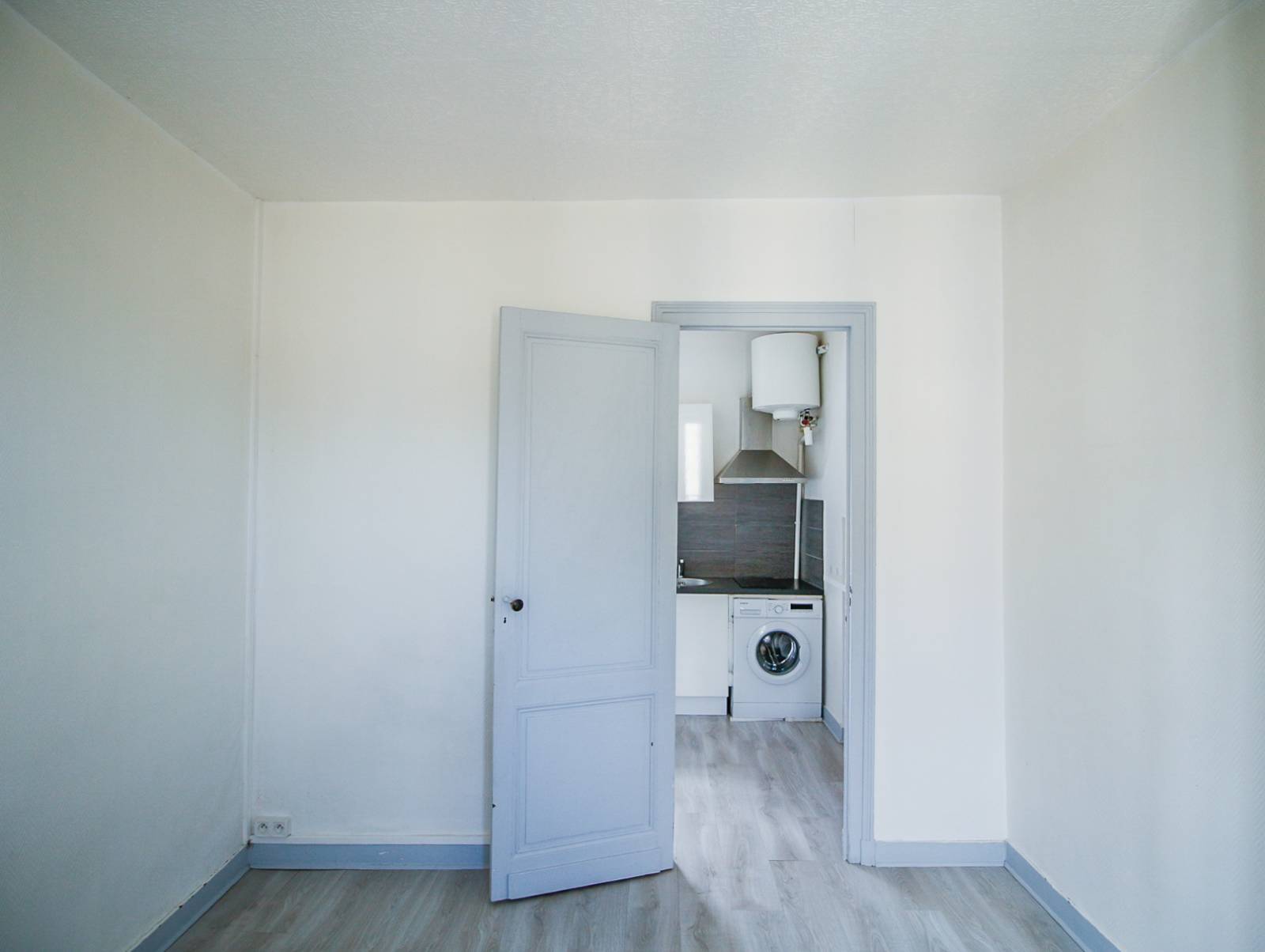 STUDIO AVEC CUISINE SEPAREE