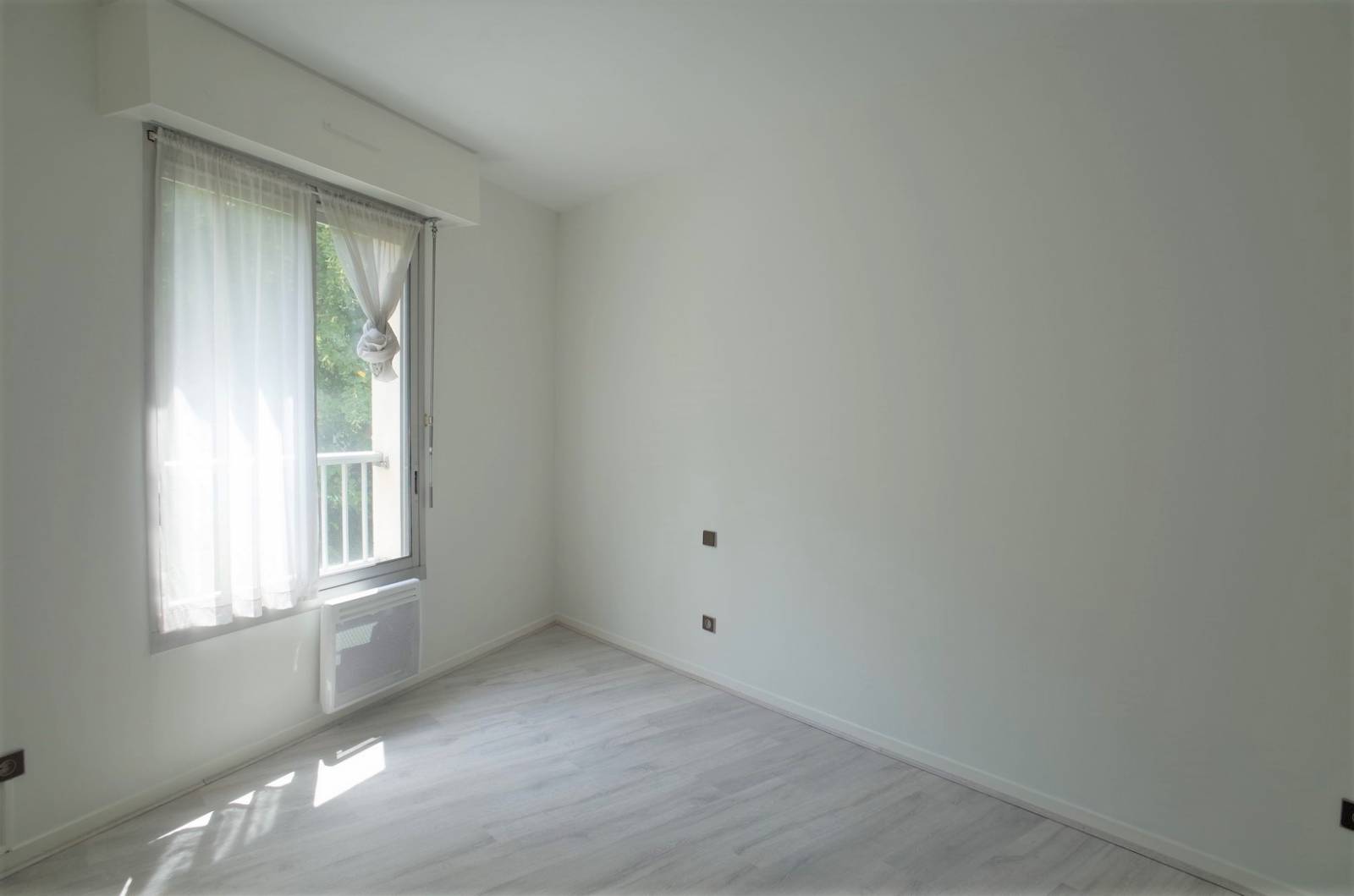 APPARTEMENT A LOUER DE TROIS CHAMBRES AVEC PLACARDS