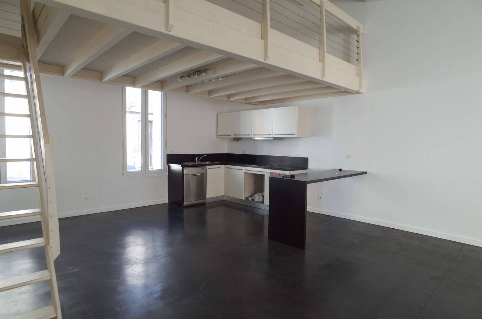 A louer maison pierre rénovée de plain pied