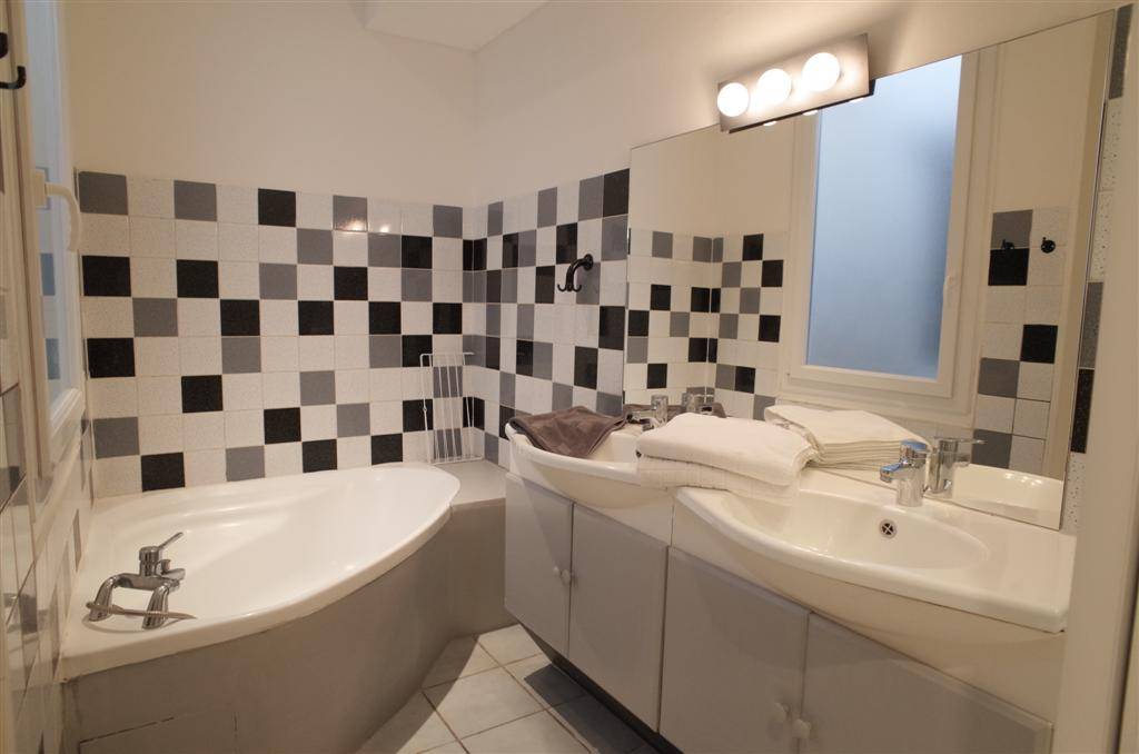 A louer appartement avec salle de bain complète