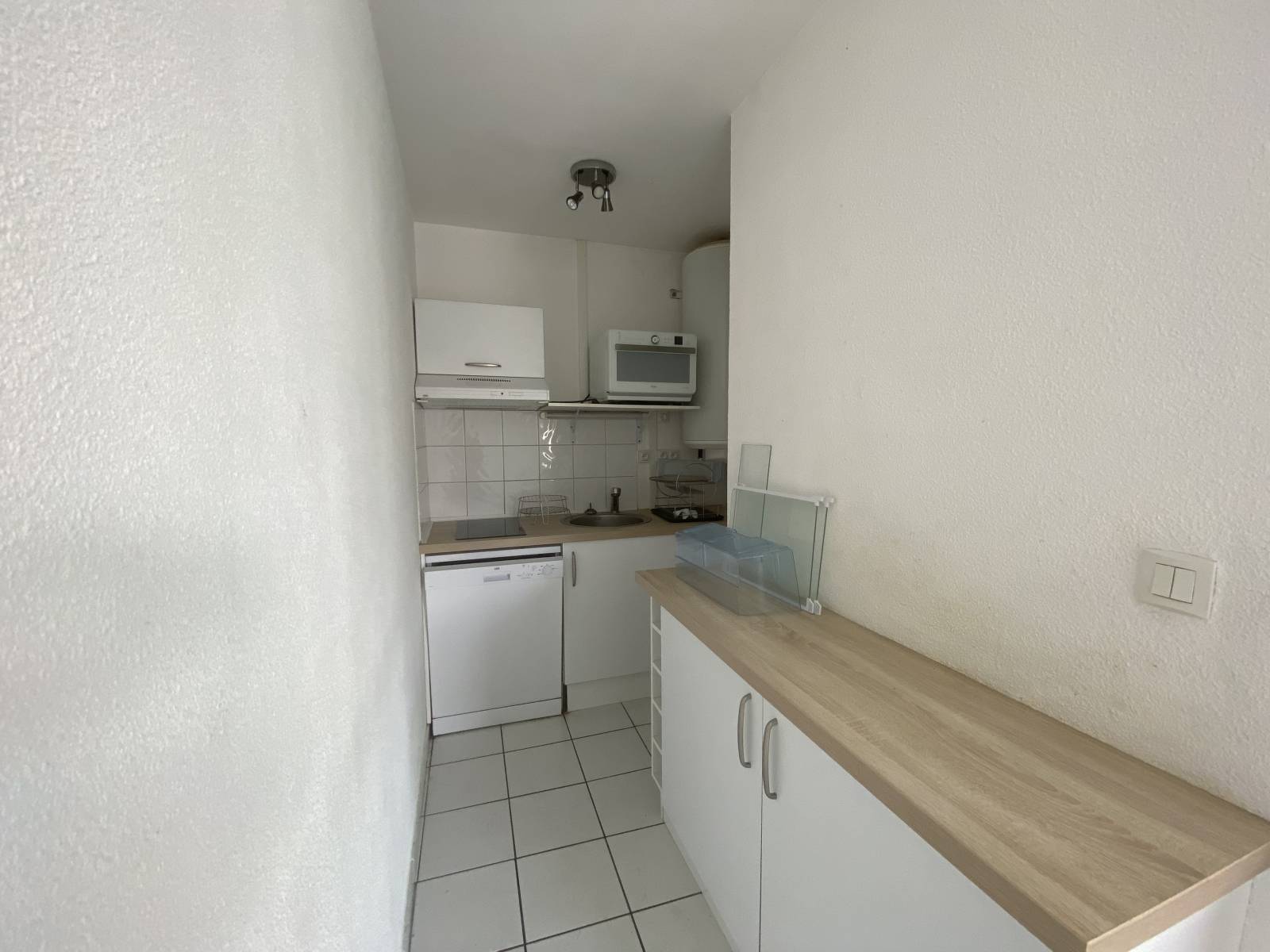 Cuisine avec grand plan de travail