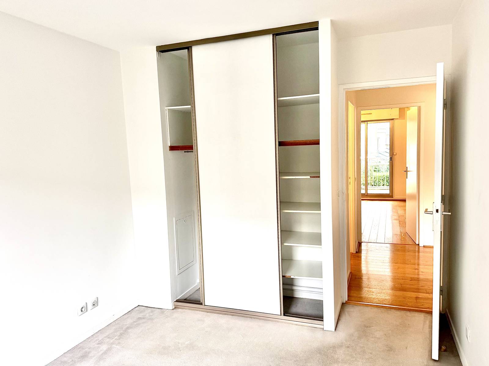 Location Grand T4 Bordeaux – Appartement lumineux avec terrasse, parking, cave et ascenseur