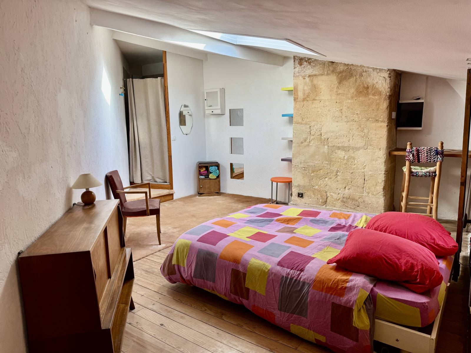 Appartement  T2-Bis - meublé de 53 m² avec poêle à bois et deux salles d’eau à louer à Bordeaux