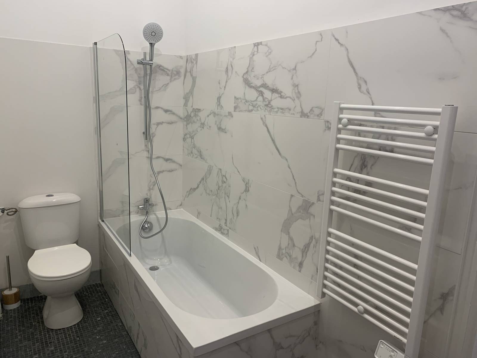 Salle de bains moderne et rénovée