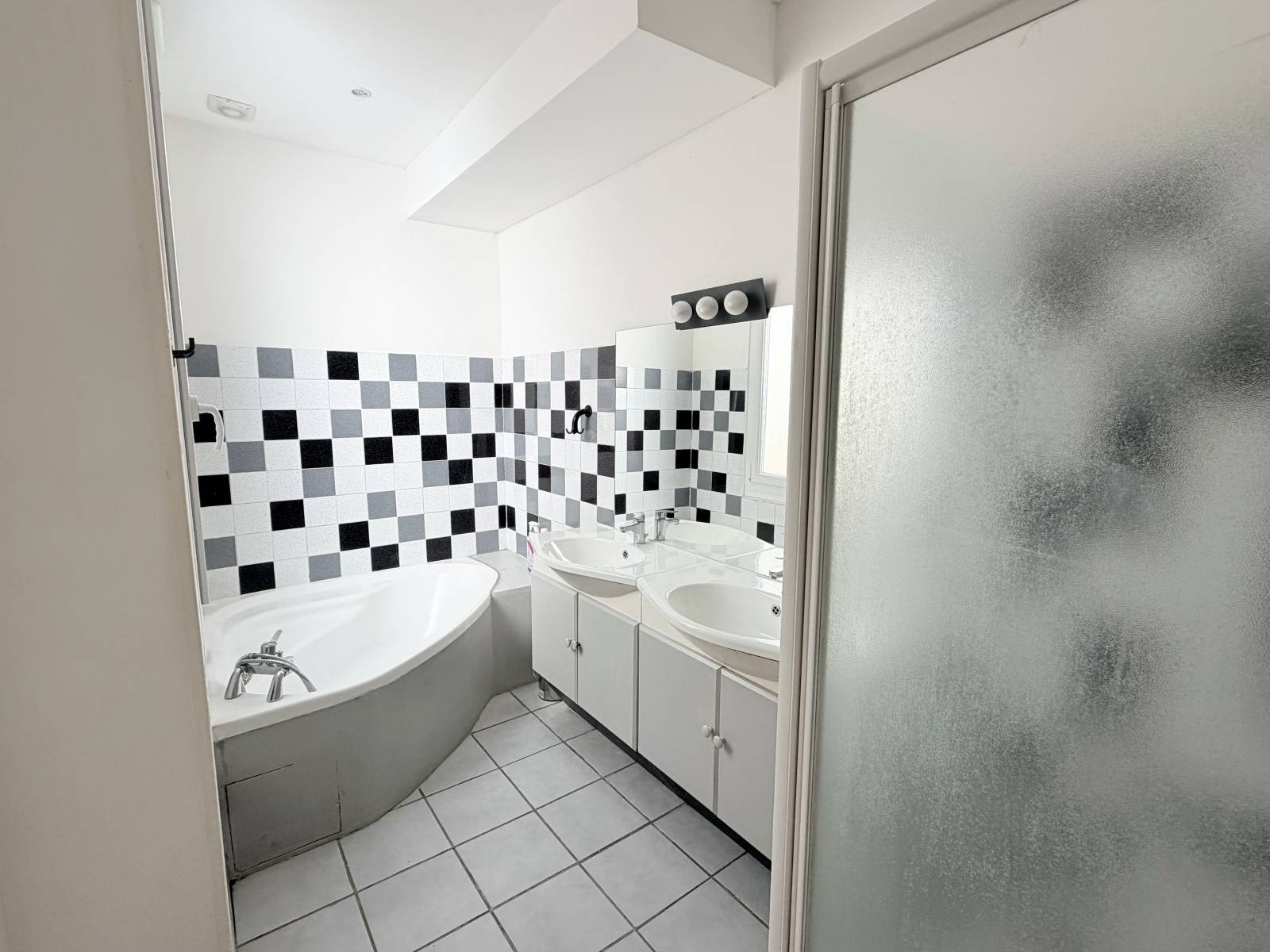 Location T3 meublé 91 m² à Bordeaux – Charme de l’ancien – Cours de la Martinique