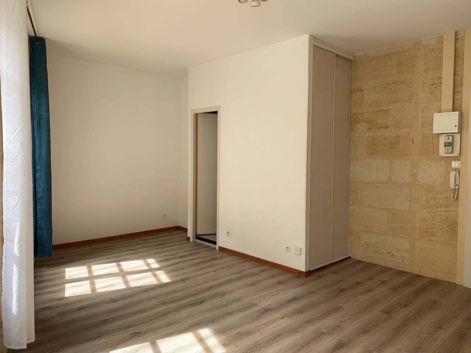 salle de bain et coté nuit