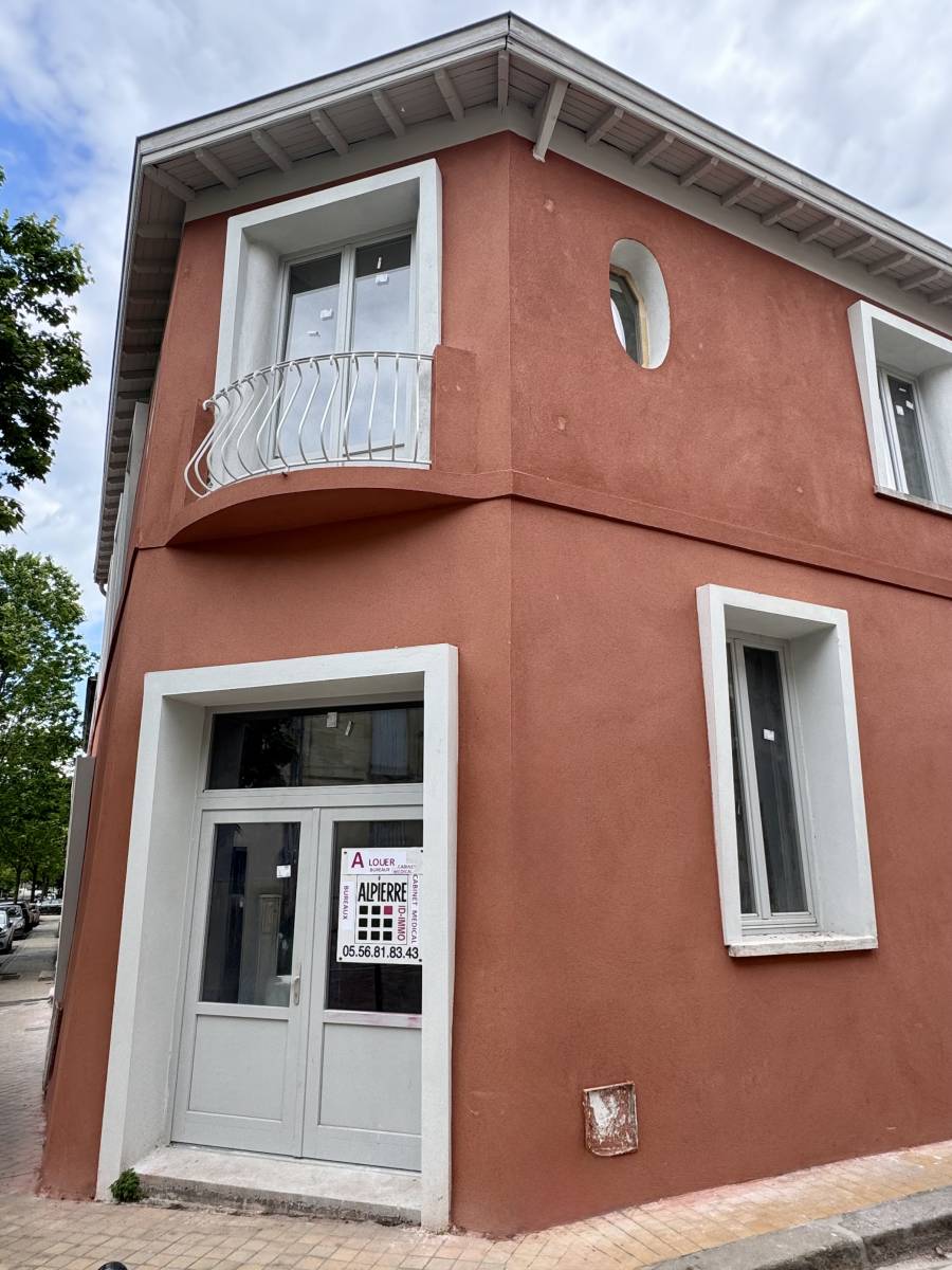 À LOUER – Local professionnel au cœur des Capucins / Place André Meunier – 180 m2