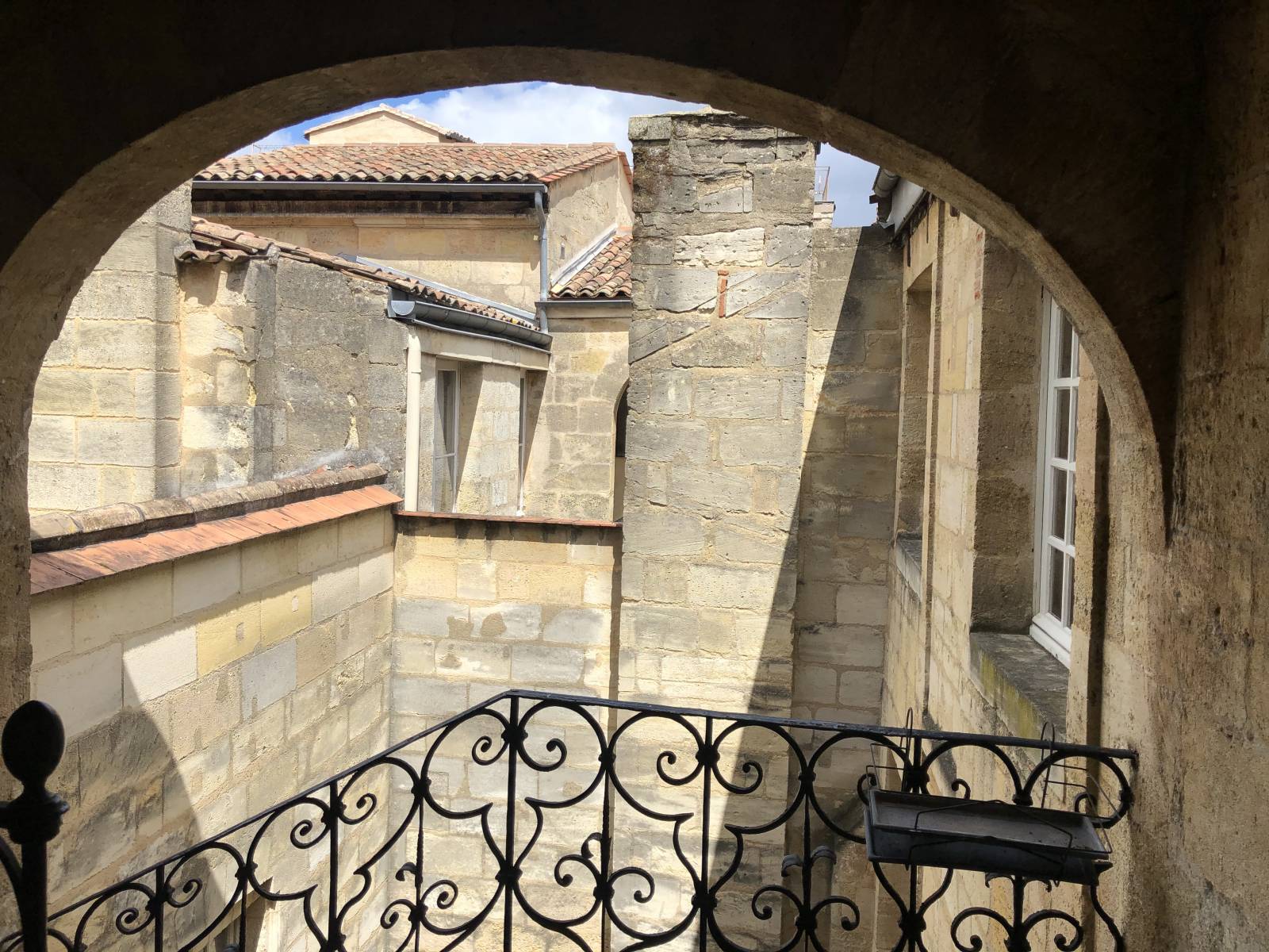 A VENDRE DANS IMMEUBLE EN PIERRE CENTRE HISTORIQUE BORDEAUX