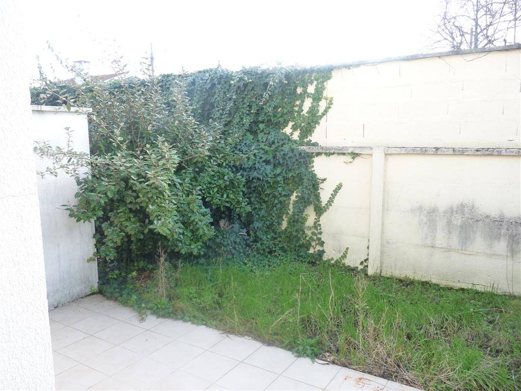 A LOUER MAISON AVEC JARDINET ET TERRASSE
