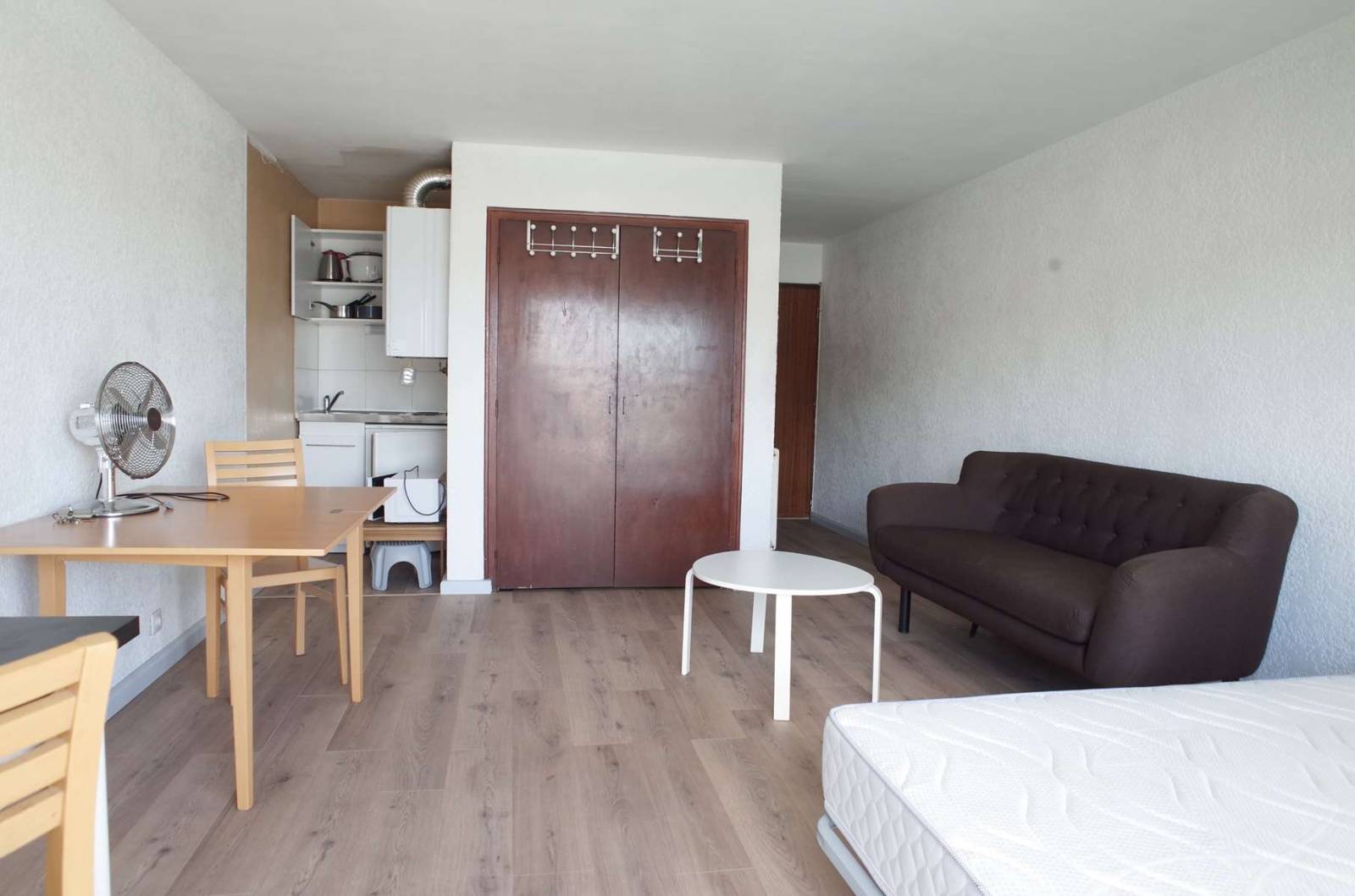 STUDIO A LOUER MEUBLE AVEC RANGEMENTS