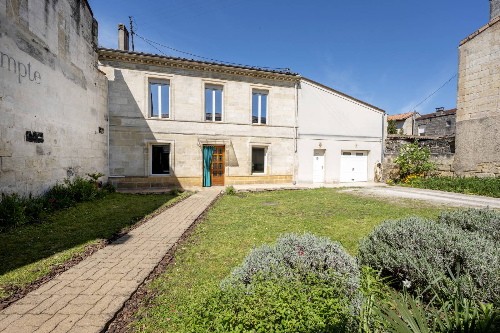 <h3> MAISON EN PIERRE AVEC TRAVAUX ET GRAND JARDIN </h3>