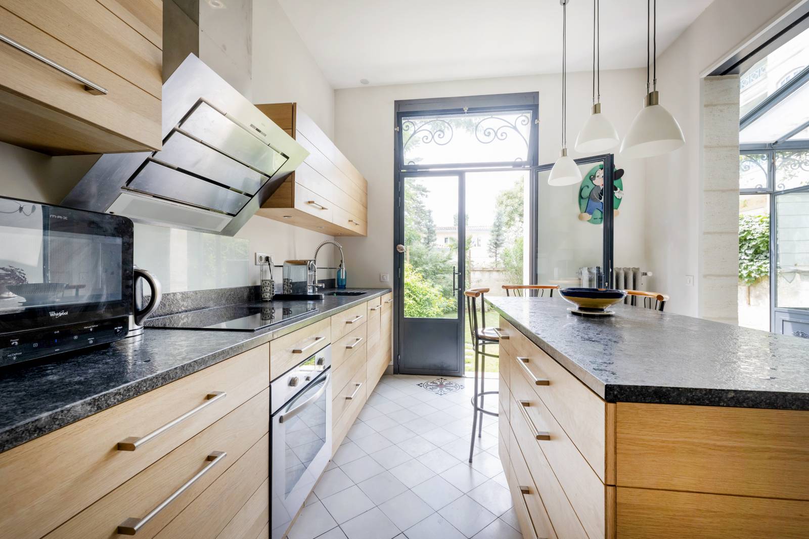 Maison en pierre 240m² proche écoles, commerces et transports 5 Chambres