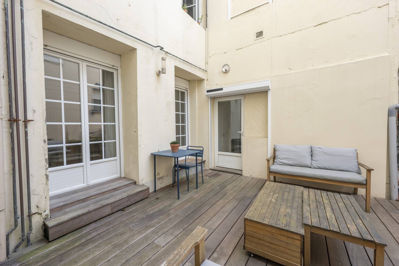 APPARTEMENT CHARTRONS AVEC GRANDE TERRASSE