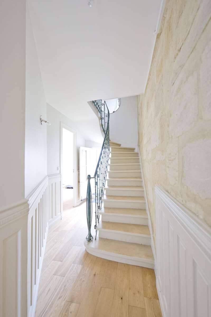 MAISON ATYPIQUE A VENDRE AVEC DES PRESTATIONS ANCIENNES