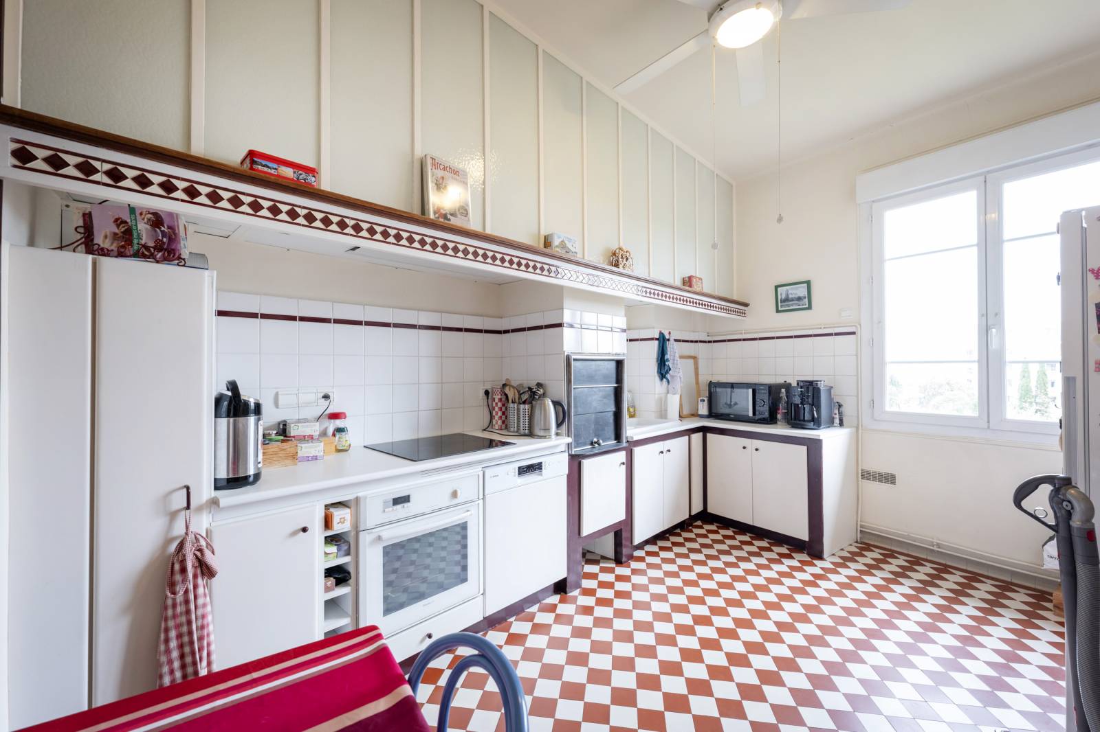 DANS IMMEUBLE EN PIERRE APPARTEMENT 145m² 5 PIECES AVEC 3 CHAMBRES ET BALCON BORDEAUX CROIX BLANCHE / PARC BORDELAIS CHARME DE L'ANCIEN
