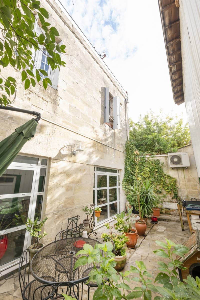 BORDEAUX appartement climatisé dans l'ancien avec extérieur