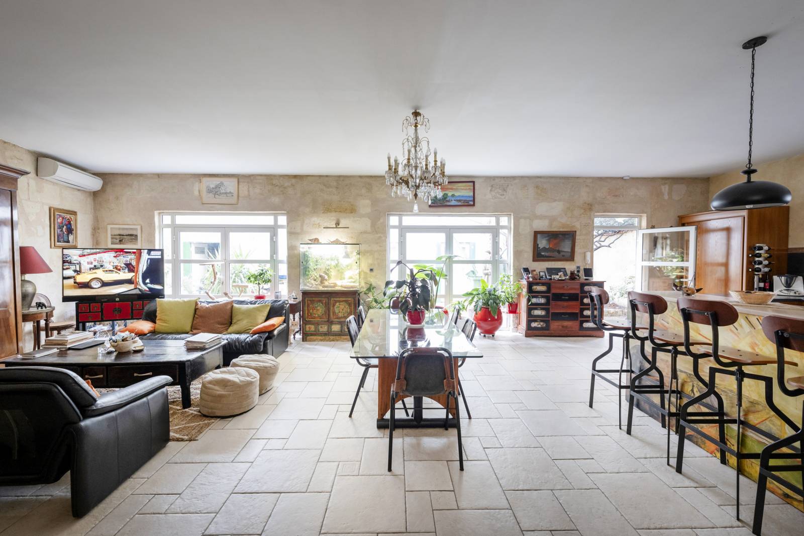 Bordeaux acheter appartement ancien avec grande pièce de vie.