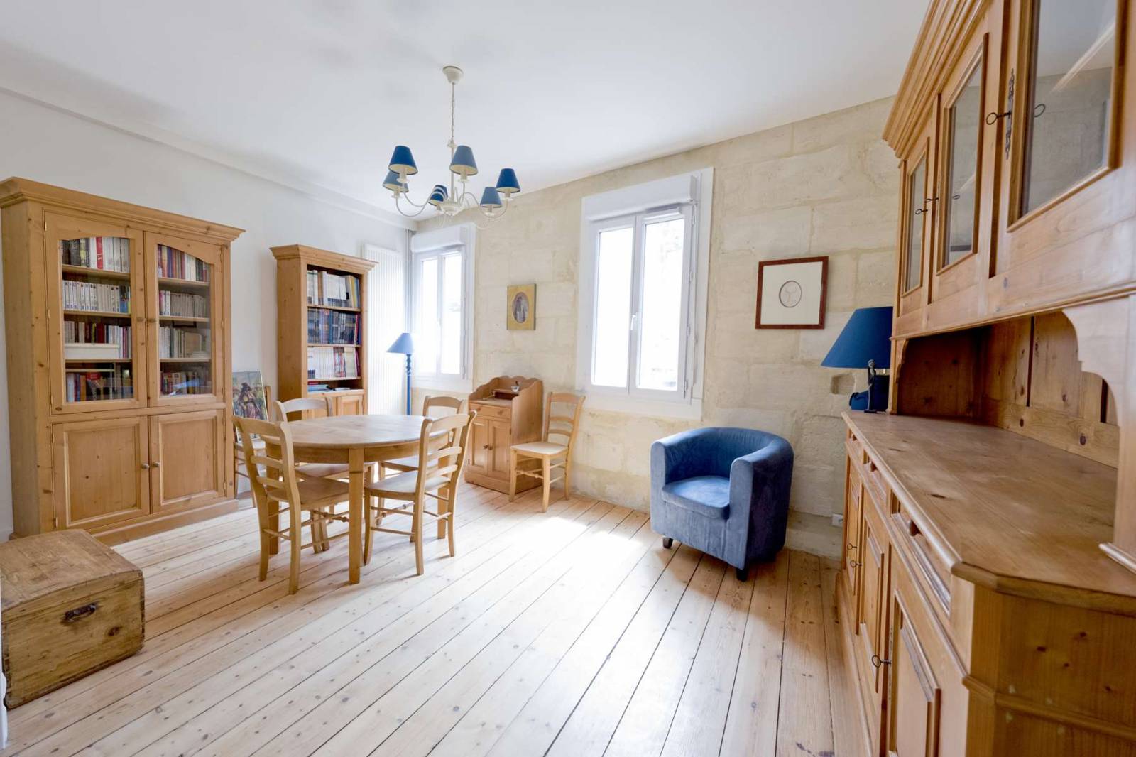 MAISON ATYPIQUE A VENDRE AVEC GARAGE ET CAVE