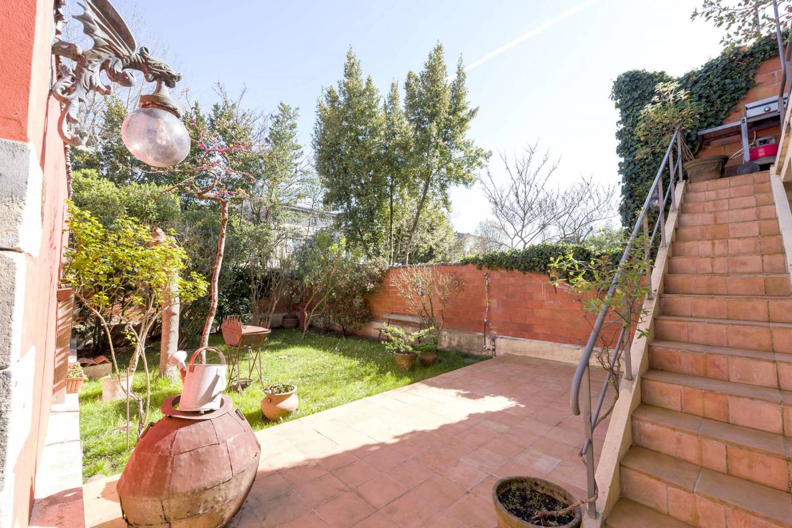 Jardin maison Bordeaux garages et terrasse