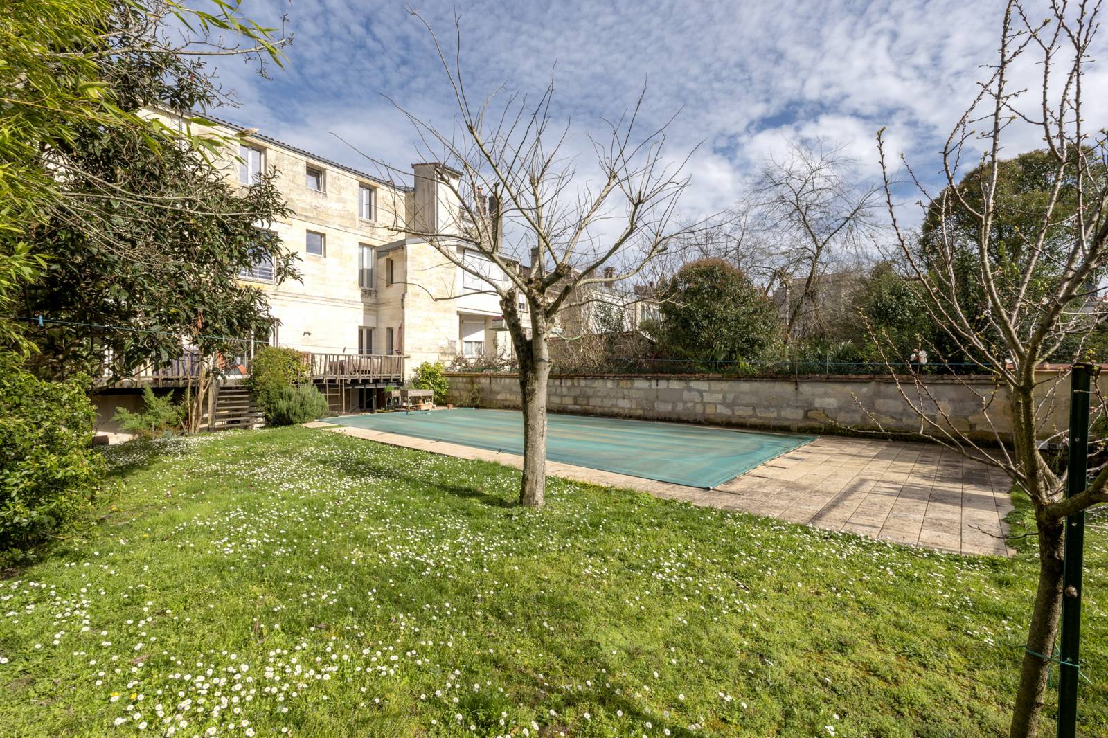 DEUX  MAISONS - UN JARDIN UNE PISCINE BORDEAUX SAINT-GENES BARR. de PESSAC  / ORNANO
