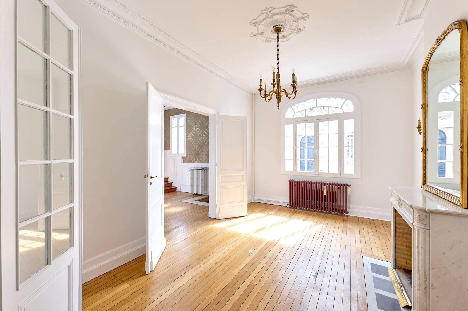A vendre grande maison bourgeoise sur trois niveaux avec une entrée cathédrale, un beau jardin et cinq belles chambres BORDEAUX CROIX BLANCHE 