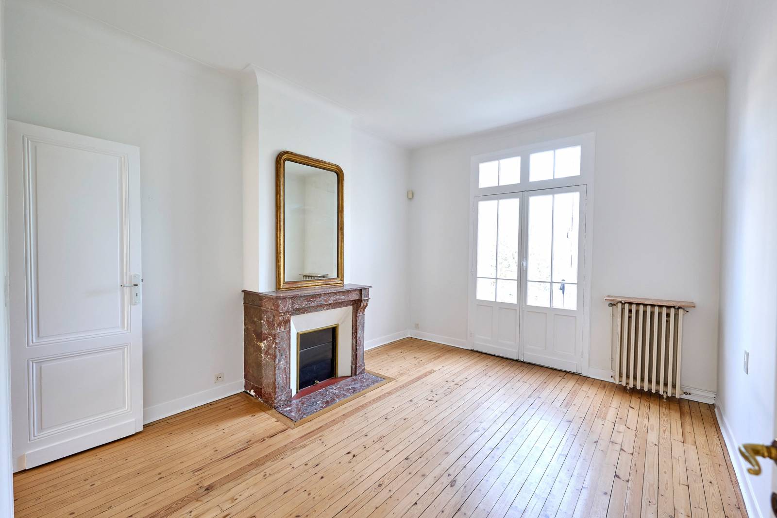 A vendre grande maison bourgeoise sur trois niveaux avec une entrée cathédrale, un beau jardin et cinq belles chambres BORDEAUX CROIX BLANCHE 