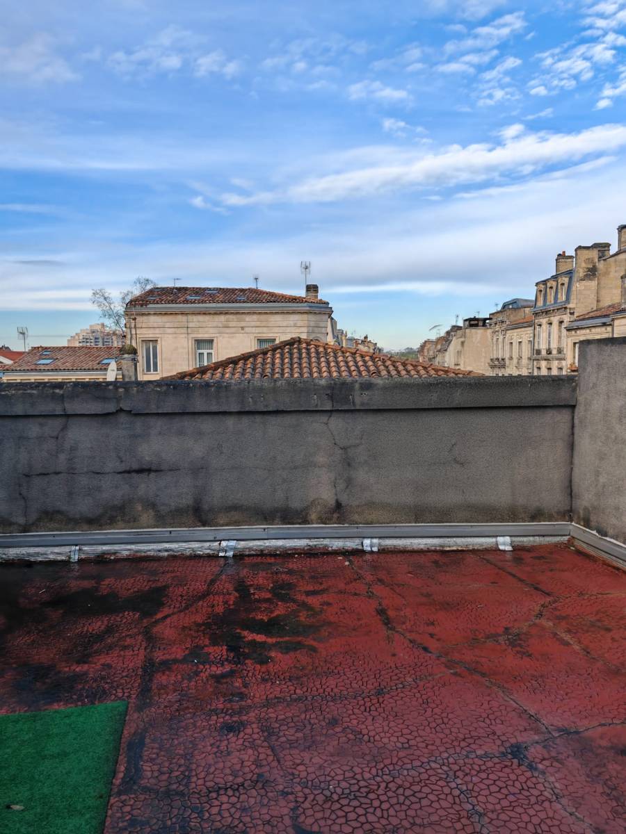 3 appartements dans immeuble en pierre avec grande terrasse