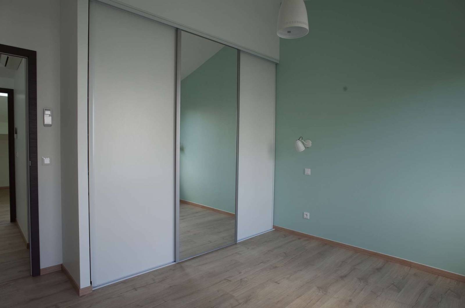 A LOUER MAISON AVEC TROIS CHAMBRES ET PLACARDS