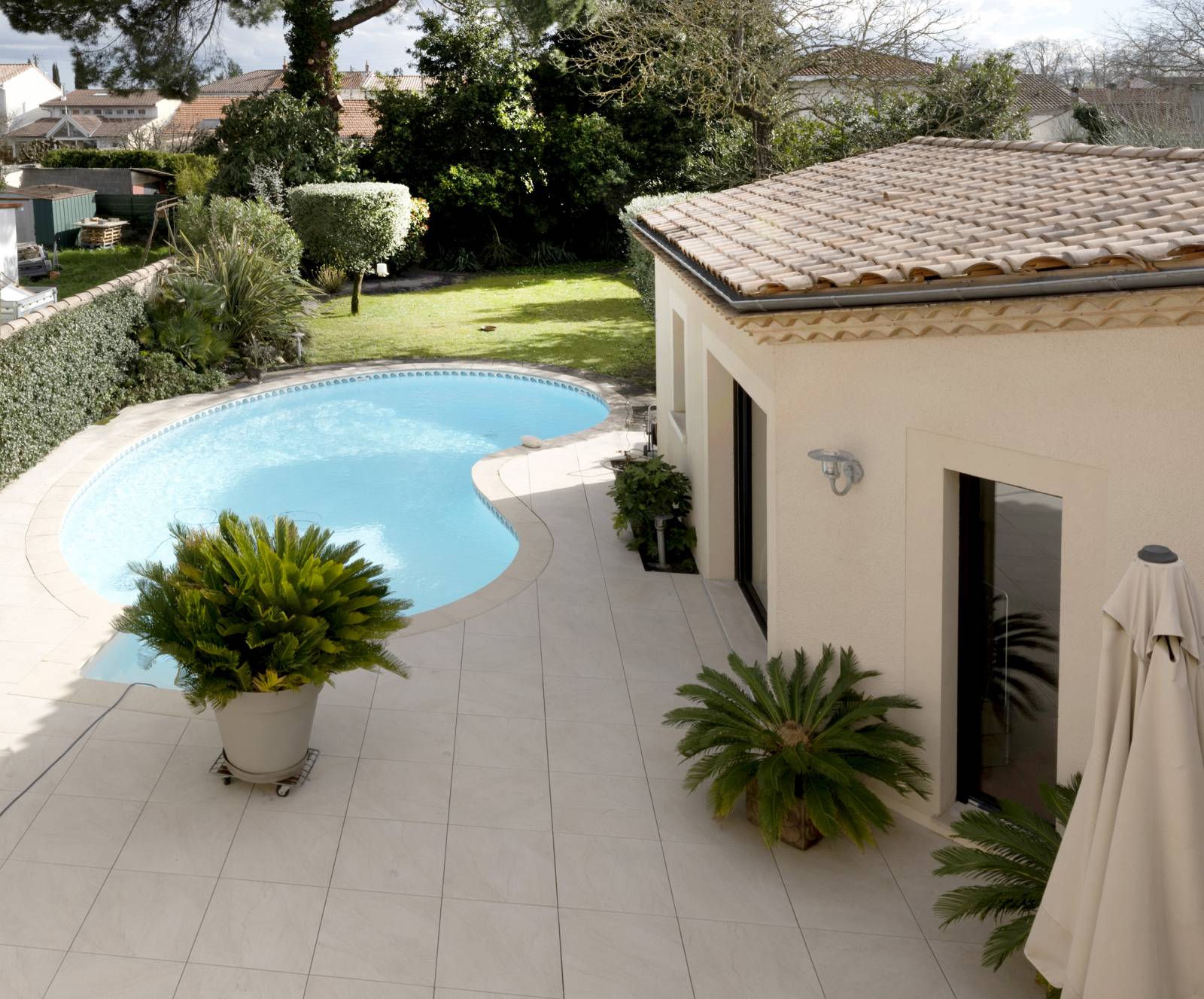 grande maison, piscine, terrain