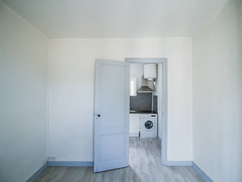 STUDIO AVEC CUISINE SEPAREE