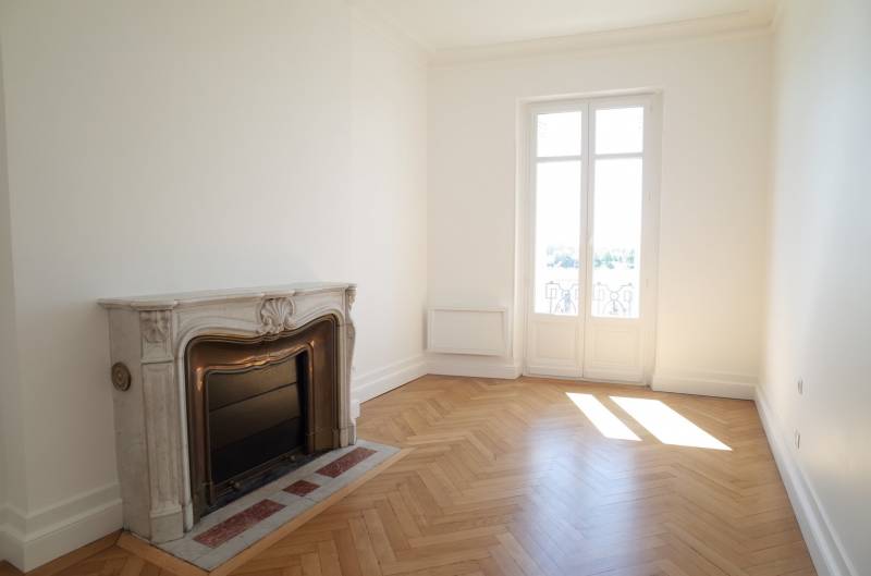 A LOUER APPARTEMENT AVEC BALCON ET PRESTATIONS ANCIENNES