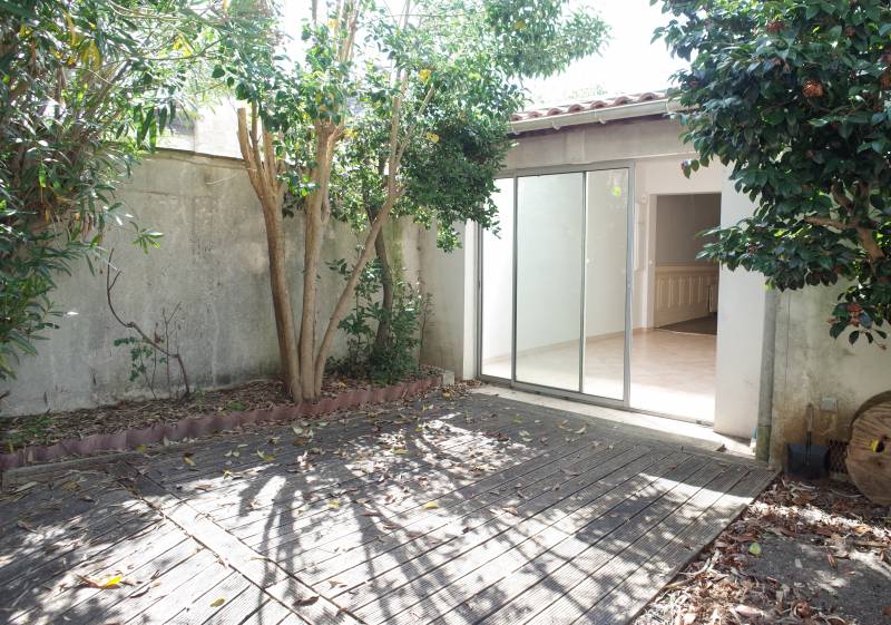 Echoppe de plain-pied / Barrière d'Ares/ terrasse intérieure