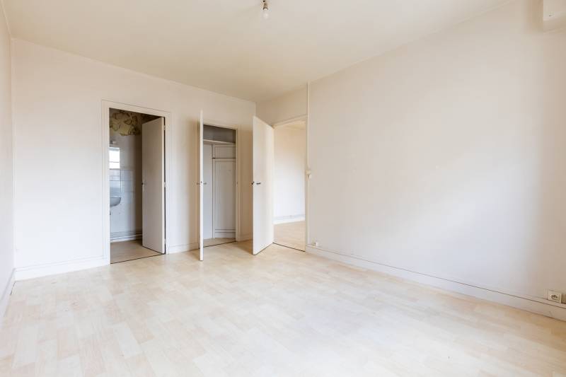 IMMEUBLE BORDEAUX SAINT-SEURIN COMPRENANT 6 APPARTEMENTS DEUX PIECES ET 6 GARAGES