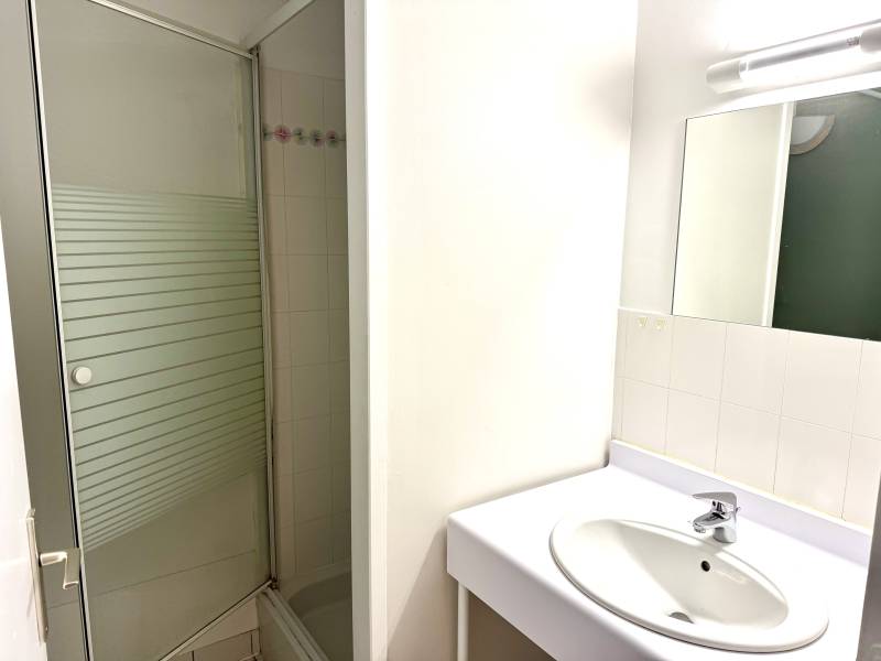 Location Grand T4 Bordeaux – Appartement lumineux avec terrasse, parking, cave et ascenseur