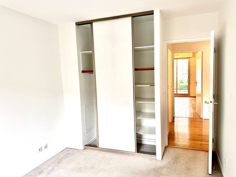 Location Grand T4 Bordeaux – Appartement lumineux avec terrasse, parking, cave et ascenseur