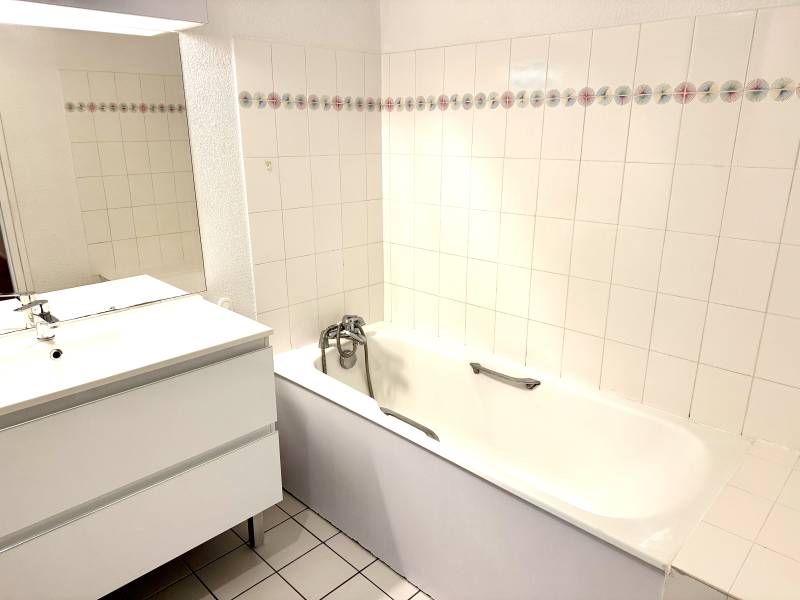 Location Grand T4 Bordeaux – Appartement lumineux avec terrasse, parking, cave et ascenseur