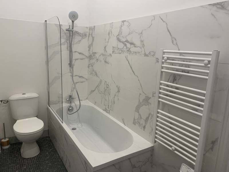 Salle de bains moderne et rénovée