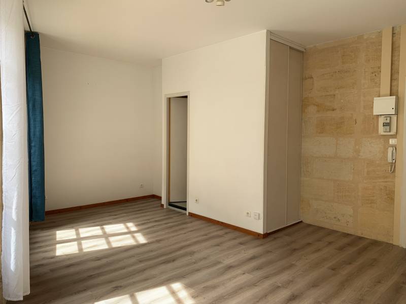 salle de bain et coté nuit