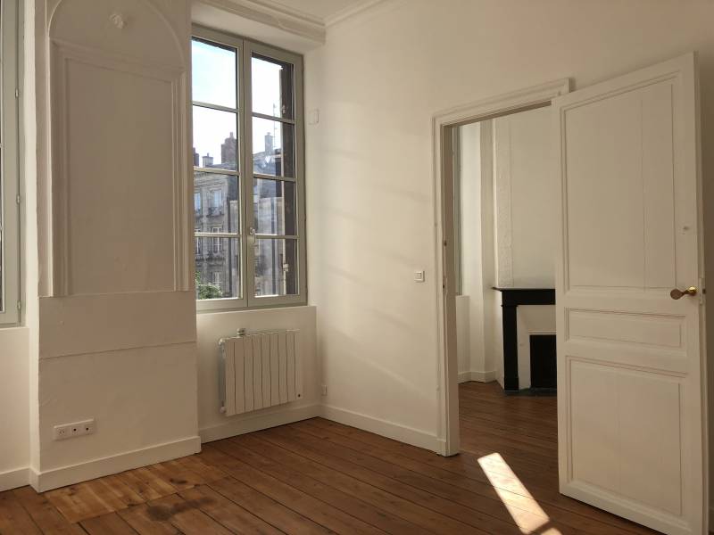 Séjour donnant sur chambre