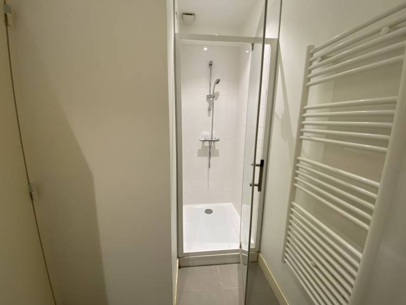 Salle d'eau rénovée, douche à l'italienne