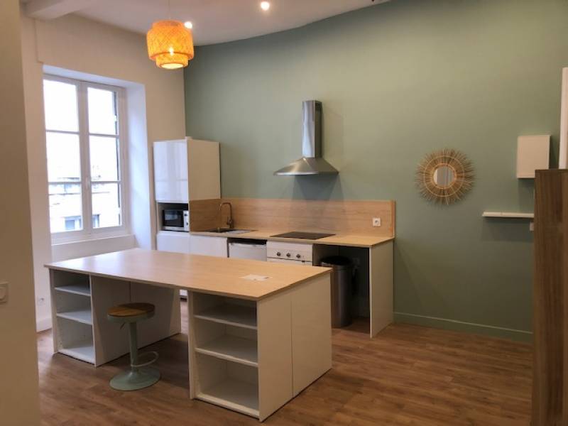 Studio moderne avec grande cuisine à louer
