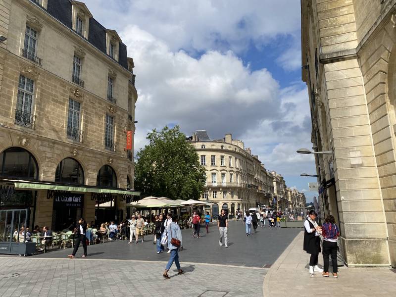 Le cour de l'intendance vu depuis la place Gambetta