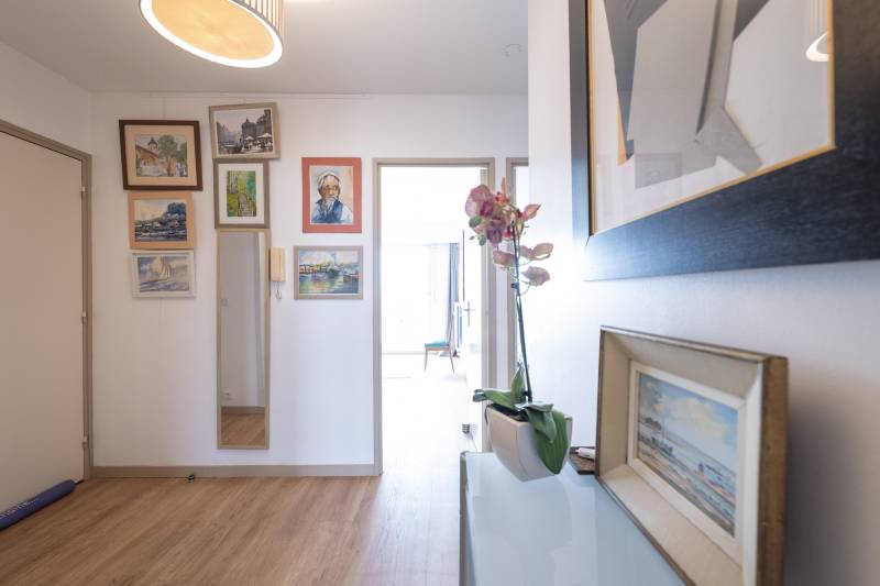 À vendre – Appartement T3 traversant de 65 m² – Quartier Saint-Genès – Résidence sécurisée avec ascenseur, balcon, parking et cellier