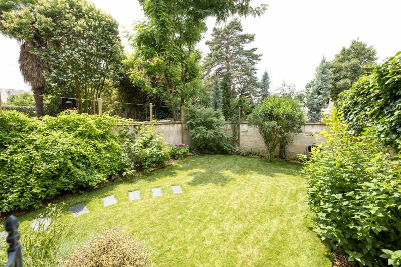 Maison en pierre avec jardin 70m² 5 chambres 1 bureau plein centre de bordeaux