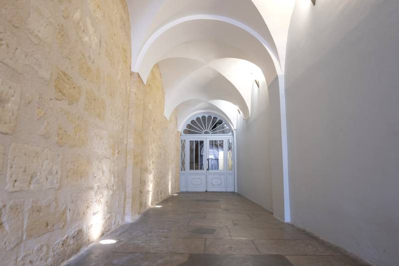 APPARTEMENT DANS MAGNIFIQUE IMMEUBLE EN PIERRE