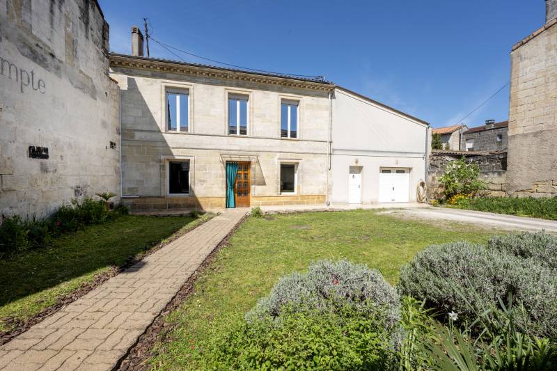 <h3> MAISON EN PIERRE AVEC TRAVAUX ET GRAND JARDIN </h3>