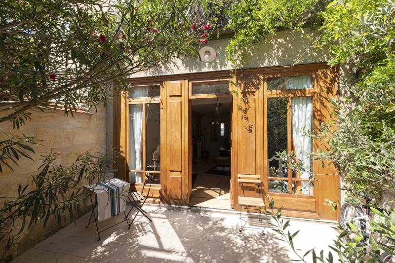A VENDRE BORDEAUX SAINT SEURIN MAISON EN PIERRE 4 CHAMBRES JARDIN DE VILLE ET A L'ETAGE BELLE TERRASSE SANS VIS-A-VIS BORDEAUX SAINT SEURIN TOUT PROCHE DES COMMERCES ET DES ECOLES DU QUARTIER  