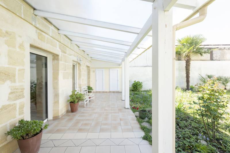 <h5> MAISON EN PIERRE AVEC JARDIN GARAGE STATIONNEMENT </h5>