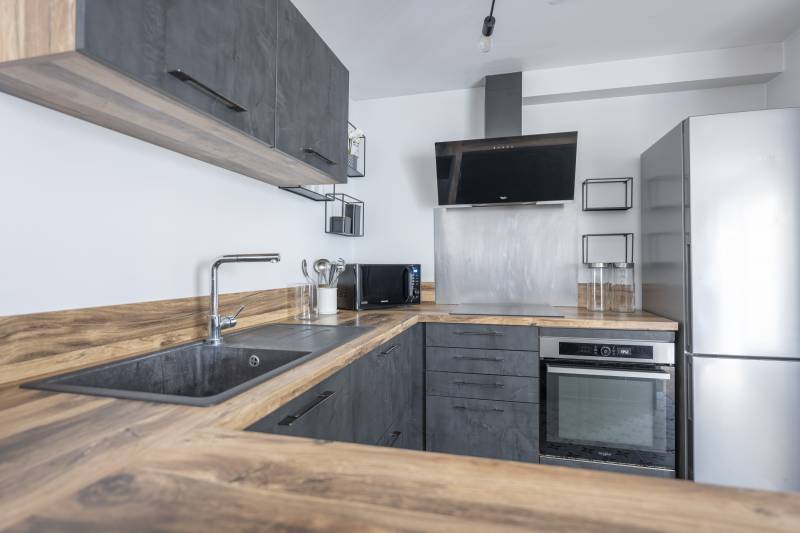 APPARTEMENT DANS IMMEUBLE EN PIERRE AVEC TERRASSE
