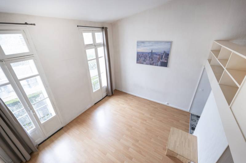 A la vente studi Bordeaux Saint Seurin centre ville porche commerces et transports